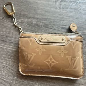 Louis Vuitton wallet with keychain, beige vernis patent leather